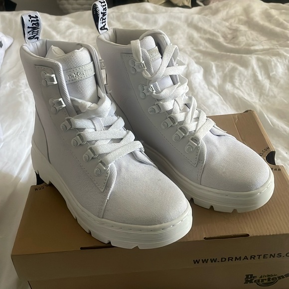 New in box Women’s Dr Martens Combs W White+White Combat Boots AW004 Size 6 US - Picture 1 of 6